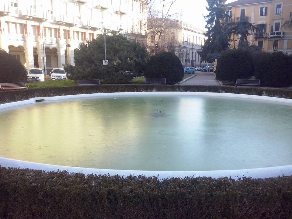 Alessandria, 15 gennaio 2016. Piazza Genova,fontane spente e acqua stagnante completamente congelata... foto Fabio Boldrin.