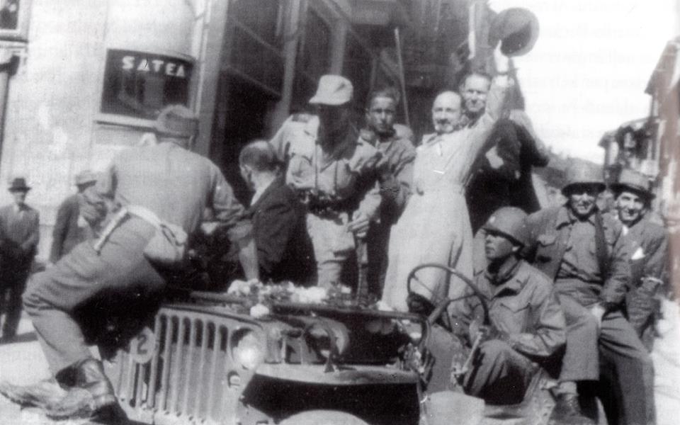 1945 - L'On.Pivano, nuovo prefetto della città, sfila con i soldati, nel giorno della Liberazione, qui è allo sbocco di via dei Martiri con Piazza della Libertà. 