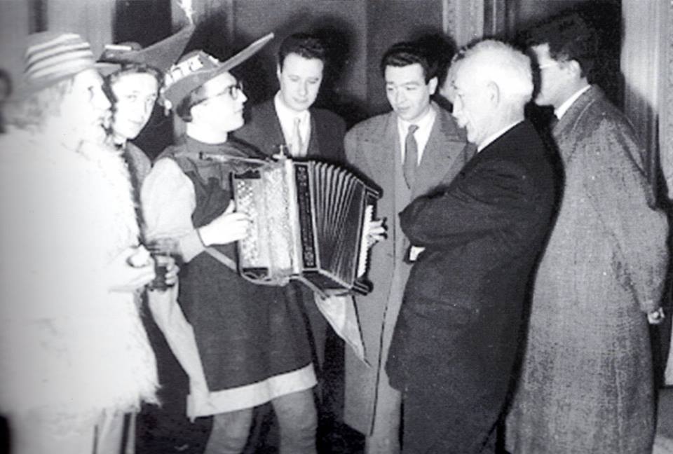BATTAGLIA DEL BOROTALCO - Gagliaudo, accompagnato dalla fisarmonica di Gianni Coscia, sotto l'attento sguardo di Ennio Dolfus ed Enrico Foà, rende omaggio al sindaco Basile.