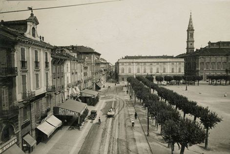 Quando Piazza della Libertà era viva e pullulava di ritrovi e attività commerciali...In fondo la Banca d'Italia. foto tratta da "I Grafismi Boccassi"