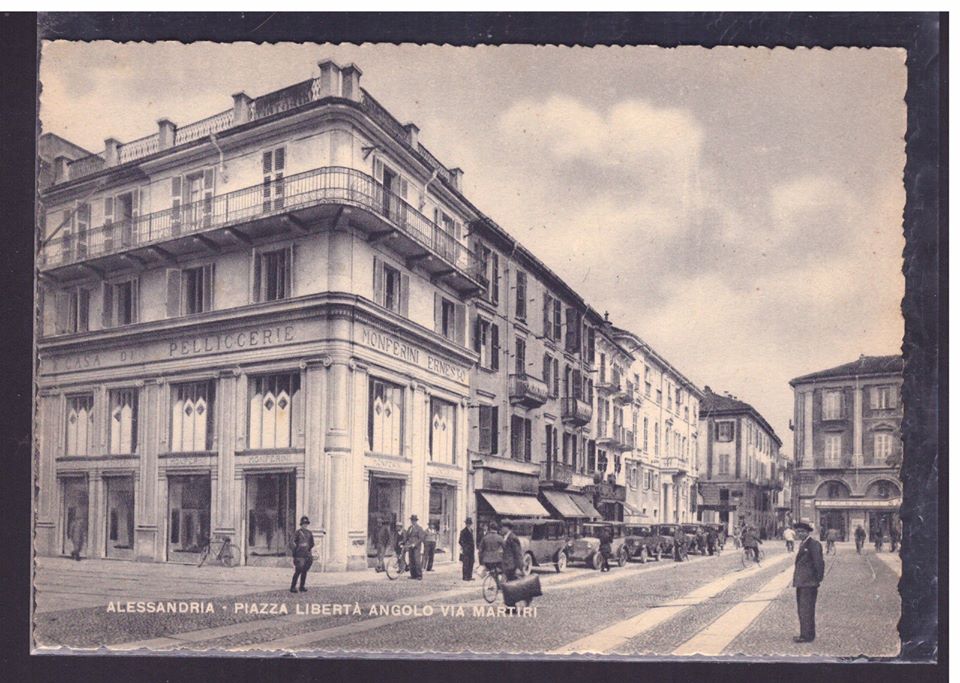 Piazza della Libertà angolo Via dei Martiri (all'epoca Piazza Vittorio Emanuele angolo Via Umberto I).