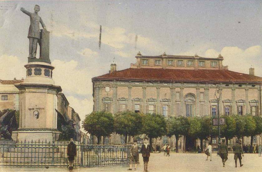 Piazza V. Emanuele e monumento a Urbano Rattazzi