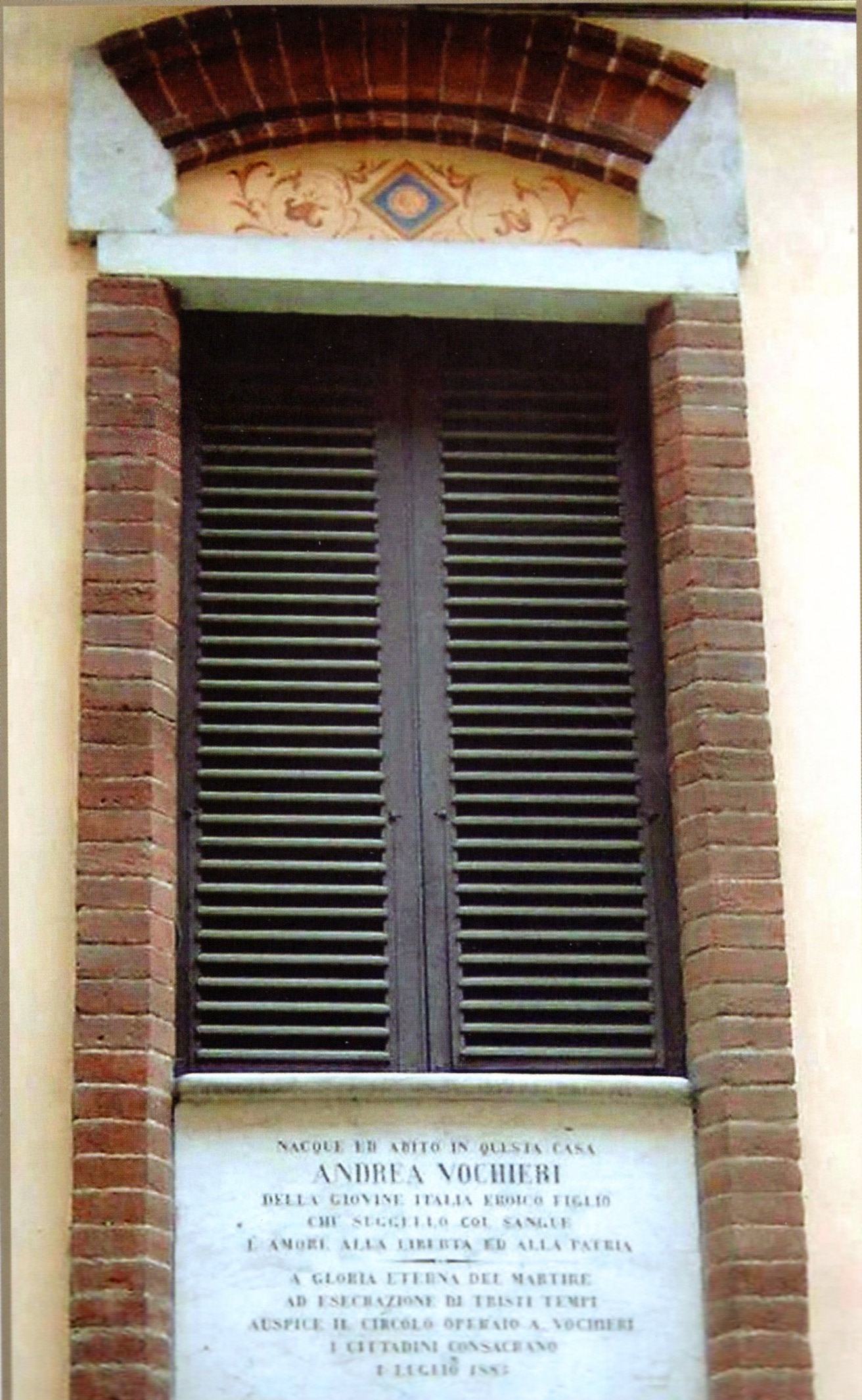 La targa dedicata ad Andrea Vochieri sulla sua abitazione, inaugurata nel 1885.