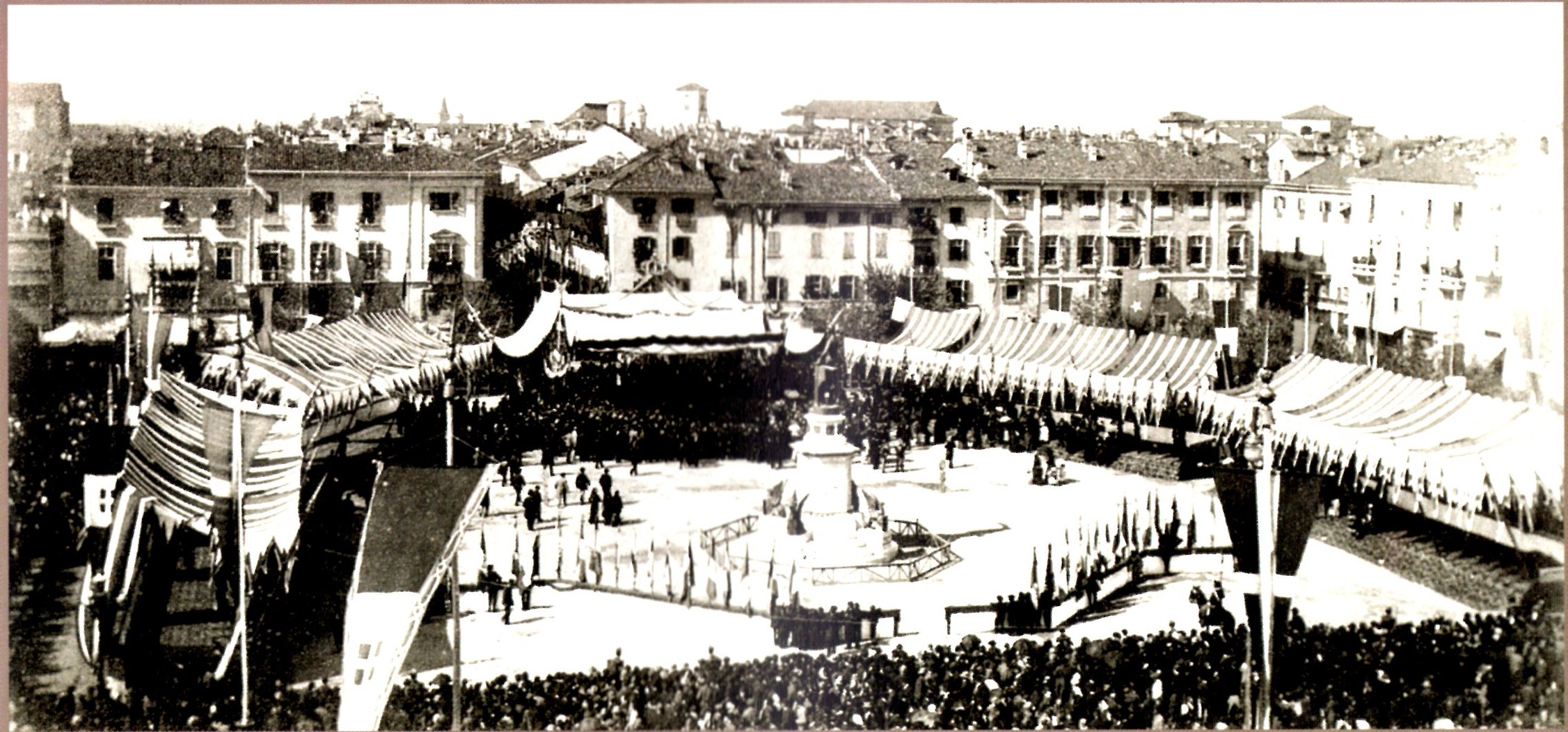 L'inaugurazione del monumento di Urbano Rattazzi ad Alessandria, il 30 settembre 1883 (foto Castellani) 