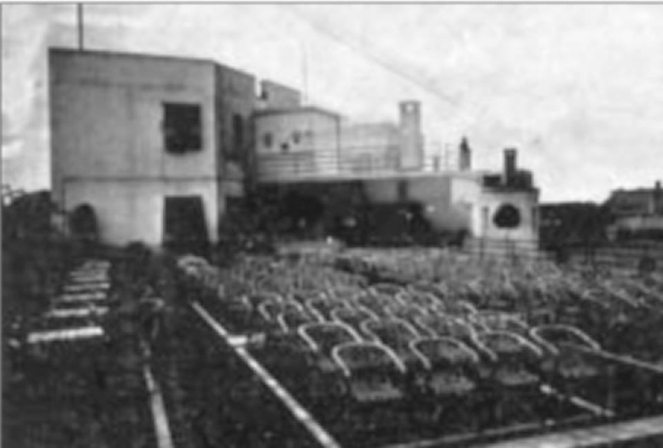 Cinema sopra il palazzo del fascismo in piazza Turati, dove avevano anche istituito il primo "Circolo del Cinema". Credo che pochi lo abbiano visto, poiché si tratta della metà degli anni '30. 