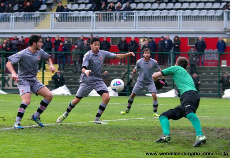 05-01-014 Alessandria-Pergolettese 3-1 Sirri (fuori campo) colpisce la palla di testa, gol dell'1a 0 (3)