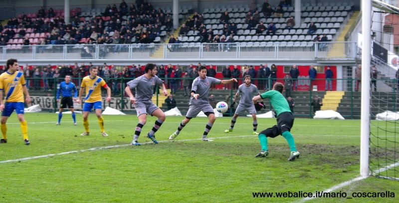 05-01-014 Alessandria-Pergolettese 3-1 Sirri (fuori campo) colpisce la palla di testa, gol dell'1a 0