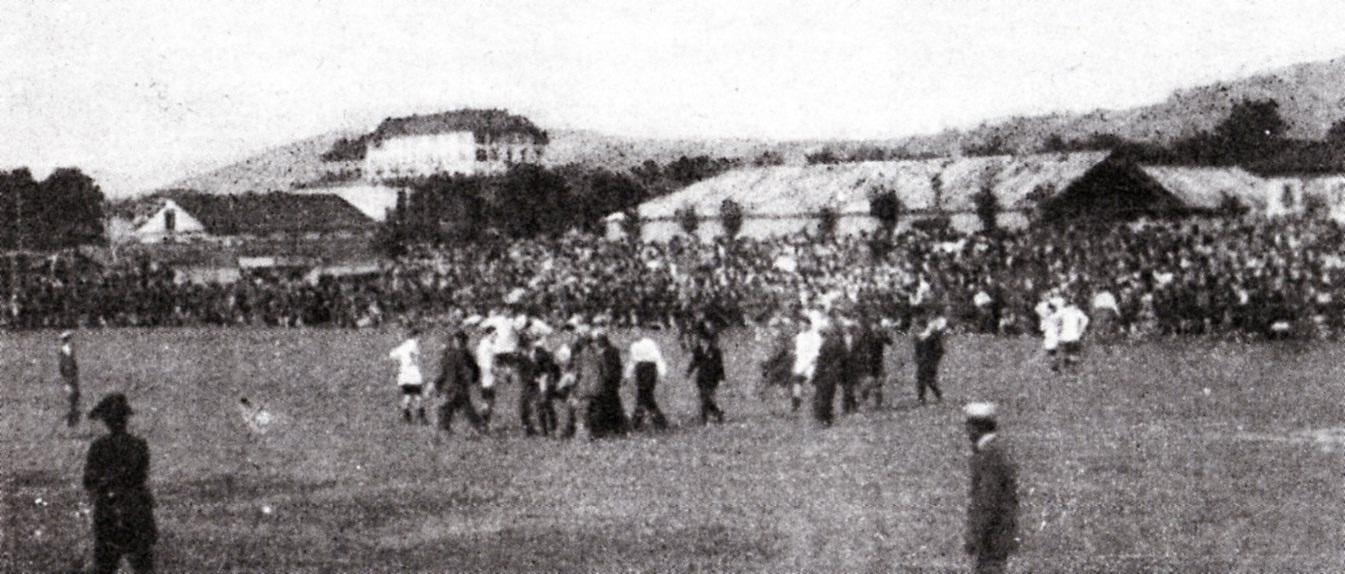1921 - Pro Vercelli - Alessandria Grave infortunio al grigio Moretti portato fuori da compagni e dirigenti