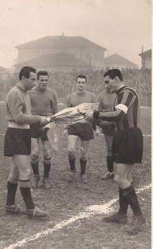 Pietruzzi con Fattori capitano dell’Inter. Siamo nel 1951-’52.