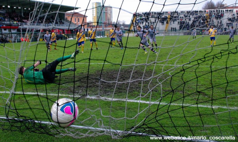 05-01-014 Alessandria-Pergolettese 3-1 Il rigore calciato da Cavalli. (3)