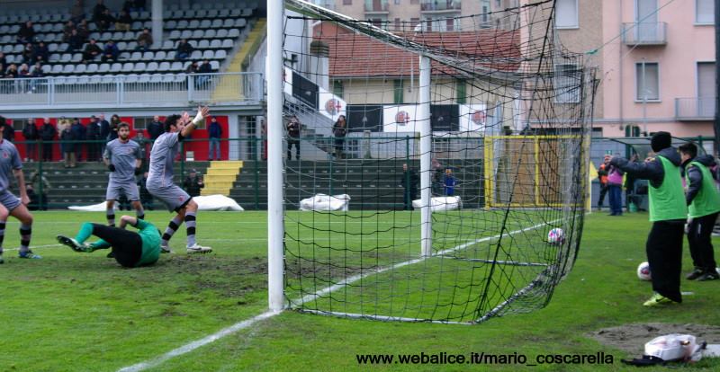 05-01-014 Alessandria-Pergolettese 3-1 Sirri (fuori campo) colpisce la palla di testa, gol dell'1a 0. (4)