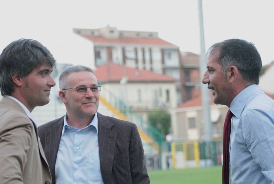 Il presidente Di Masi, il direttore sportivo Magalini a colloquio con un'ex bandiera dei grigi, Sasà Avallone