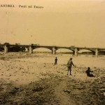 Alessandria. I due ponti sul tanaro. Bambini che giocano e altri che pescano sulle rive del Tanaro