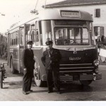1958 – Autista e bigliettaio in posa davanti al filobus