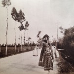 Una lattaia in cammino verso la città di Casale Monferrato accompagnata da sua figlia, circa #1894. Uno scatto del grande fotografo Francesco Negri. ‪