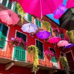 I colorati ombrelli di via Verona vincitori assoluti di Balconi Fioriti – Luglio 2018
