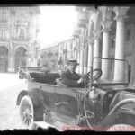 Piazza Garibaldi. In questa foto troviamo Domenico Sartorio in uno scatto collegato al mondo dell’automobile ai suoi albori.